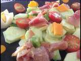 Salade de concombre, tomates cerise, dés de poivrons, jambon du pays, oeuf et mimolette