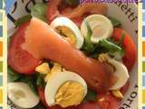 Salade de mâche cubes d'emmental, oeufs durs, saumon fumé, tomates