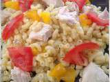Salade de pâtes au poulet, tomates et dés de poivrons jaune