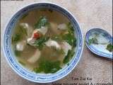 Tom Jiw Kai, soupe piquante au poulet et à la citronnelle