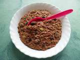Avoine bowl végétalien chanvre-cranberries-goji-figues-fraises-chia-fèves de cacao (cru, protéiné, diététique, riche en fibres)