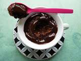 Mug cake chocolaté au son d'avoine nappé de sauce chocolat zéro calorie (allégé, diététique, hyperprotéiné et riche en fibres)