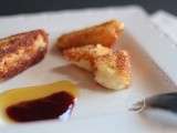 Brie pané, sauce groseille et sauce au miel