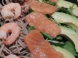 Salade de nouilles soba et cresson, saumon et crevettes marinés à la citronnelle