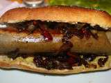 Hot dog vegan à la saucisse à la bière tofurky et au confit d'oignons & poivrons