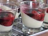 Panna cotta aux fraises et coulis de myrtilles