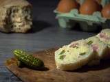 Baguette farcie au fromage frais, jambon, emmental, oeufs durs et cornichons