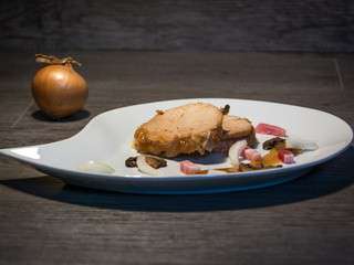 Rôti de porc aux lardons fumés, champignons, oignons