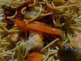 Nouilles chinoises aux crevettes et carottes râpées en sucré-salé