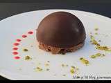 Dôme au chocolat noir et à la mousse pistache sur un croustillant praliné