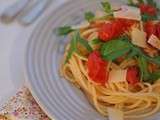Spaghetti aux tomates cerises, roquette et parmesan