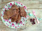 Brownies chocolat au lait, pépites de chocolat blanc et cerises confites (Milk chocolate brownies, white chocolate chips and candied cherries)