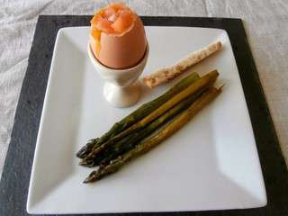 Oeufs coque, saumon fumé, asperges vertes (Shell eggs, smoked salmon, asparagus)