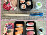 Sushis et makis au saumon et au thon (Sushi and maki with salmon and tuna)