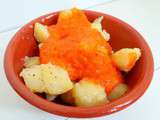 Tapas : Patatas bravas ou pommes de terre à la sauce épicée aux poivrons (Tapas: Patatas bravas or potatoes with spicy pepper sauce)
