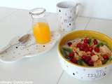 Yaourt aux kiwis et groseilles pour le petit-déjeuner (Yogurt with kiwi and blackberries for breakfast)
