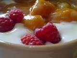 Petit dessert d’été qui va bien : fromage blanc, framboises et pêches cuites à la fleur d’oranger