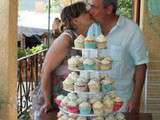 Pyramide argentée de Cupcakes et ses Rondes de Choux et Cygnes – 25 ans de mariage Nath & Luc