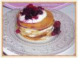 Tout mini gâteau de crêpes au fromage blanc, banane et fruits rouges