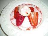 Fraises à la mousse de fraise glacé, au coulis de fraises et à la meringue