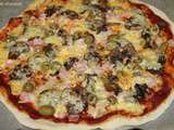 Pizza jambon/champignons, pâte fine et croustillante de Julie Andrieu