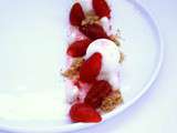 Gariguette : compotée de fraises au romarin, yaourt glacé au miel, crumble vanillé