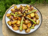 Poêlée de pommes de terre, asperges et oignons