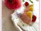 Bavarois aux fraises, lemon curd et perles de violettes
