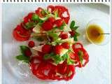 Sandwich d'été: tomates, mozzarella, fraises, basilic et roquette
