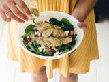 Salade verte et filets de poulet panés au quinoa