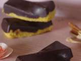 Petits gâteaux pistache/framboises en coque chocolat