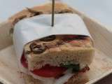Foccacia aux olives , romarin et anchois , transformée en très bons sandwichs à la tomate et à la mozzarella pour les manger à la plage