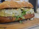 Sandwich houmous, galettes de pommes de terre, cheddar et roquette