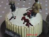 Gâteau Walking Dead (Red Velvet Layer Cake) orné de son faux sang comestible et de ses figurines
