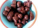 Gourmandises à offrir : chocolats noirs croustillants parfumés au caramel à la noisette