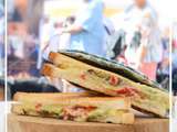 Sandwichs chauds au Bleu d’Auvergne, poivrons marinés, oignons caramélisés et concombre