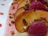 Tartines pêches-framboises parsemées de pistaches et de miel sur de la crème aux amandes