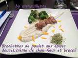 Brochettes de poulet aux épices douces, crème de chou fleur et brocoli