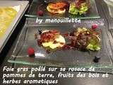 Foie gras de canard sur sa rosace de pommes de terre, fruits des bois et herbes aromatiques