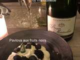 Pavlova aux fruits noirs