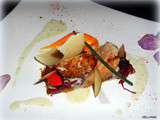 Noix de St Jacques sur un croustillant au parmesan avec un confit d'oignons rouges et des allumettes de pomme granny