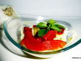 Poivrons rouges grillés marinés à l'huile d'olive/ail sur un lit de spaghettis de courgette