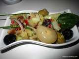 Salade de pommes de terre aux harengs fumés, oignons, olives et mélange d'huile