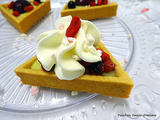 Trendy - triangles au beurre prêt à garnir garnis de crème pâtissière et aux fruits rouges