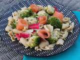 Salade estivale aux pâtes , brocoli et saumon fumé