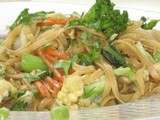 Nouilles chinoises sautées aux légumes au gingembre et à la coriandre