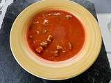 Potage de tomate aux morceaux d'agneau-alphabet