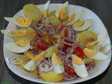Salade de pommes de terre aux oeufs et oignons rouges