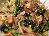 Wok de brocoli, salsify, courgette et germes de soja sur lit de riz sauvage