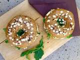 Bagels aux céréales garnis de poulet au curry et de moutarde au miel